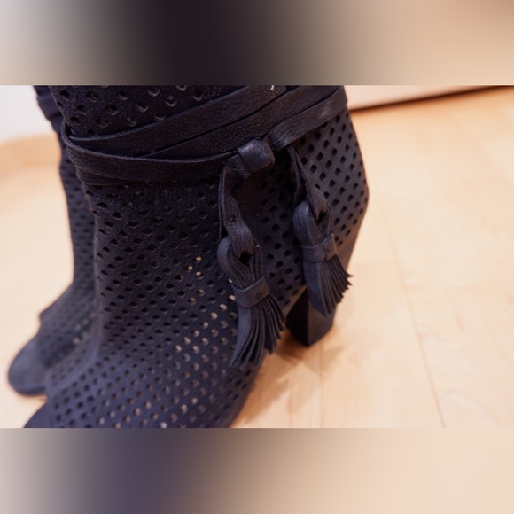 Vince Camuto Kamey Booties - Picture 6 of 9